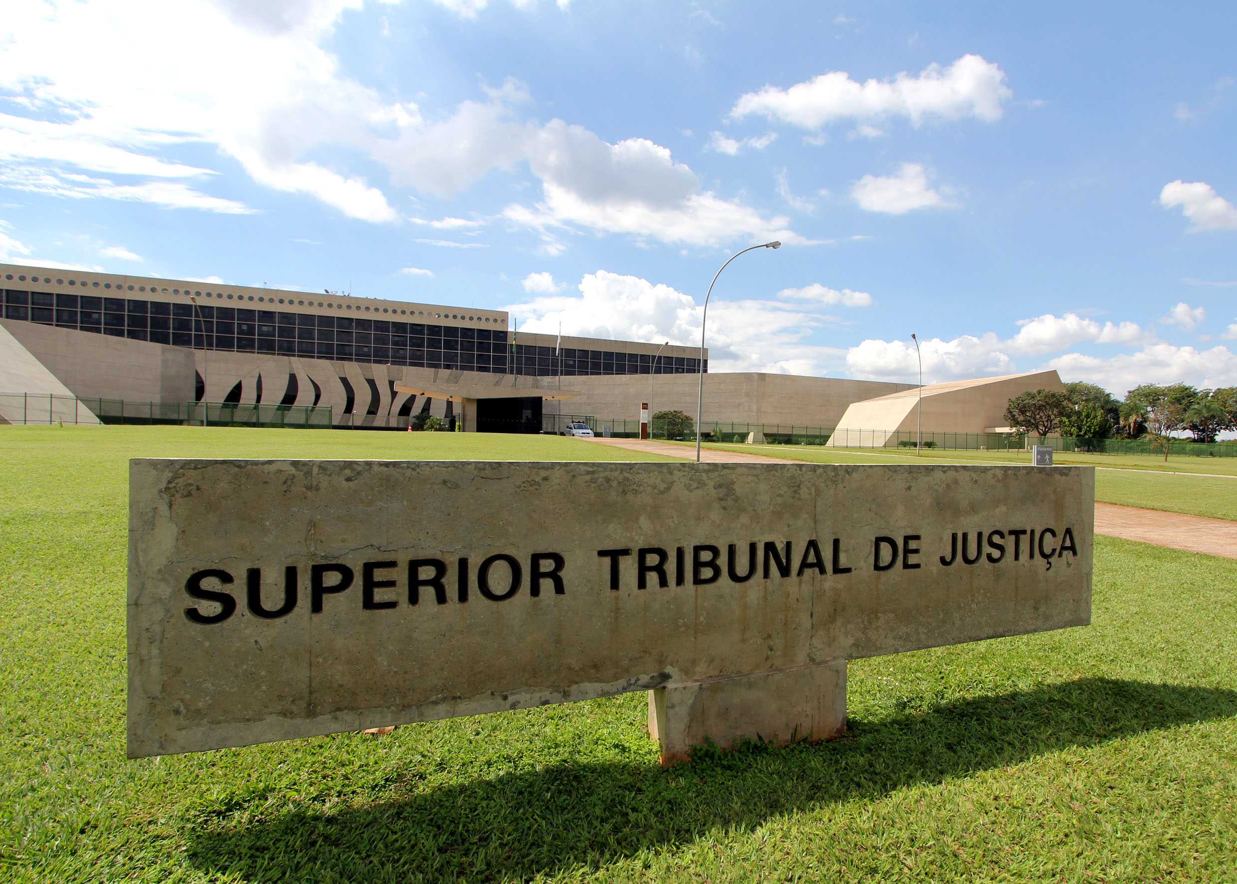STJ divulga jurisprudência sobre gratuidade da Justiça e outros quatro temas