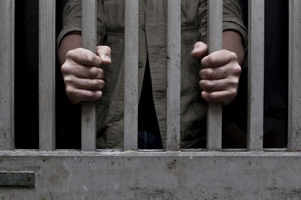 Homem preso por não pagar custas judiciais será indenizado no RS