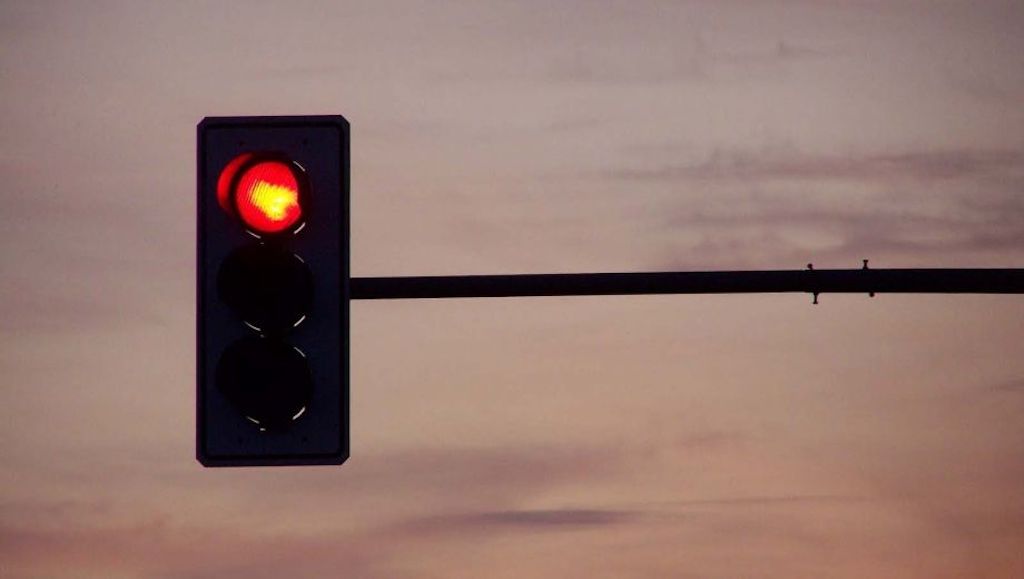 Sancionada lei que permite ultrapassar sinal vermelho sem ser multado das 23h às 5h